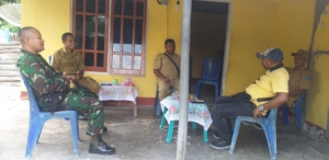 Babinsa Koramil Miotim Pererat Hubungan dengan Aparat Desa dan Warga Melalui Komsos