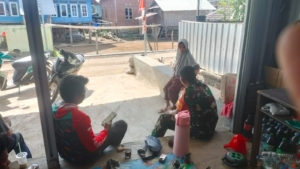 Serda Hendry Jalankan Tugas Komsos di Desa Mantar, Wujud Kedekatan TNI dengan Rakyat