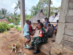 TNI Hadir di Tengah Warga, Babinsa Ende Dengar Keluhan dan Dorong Kolaborasi Pemuda