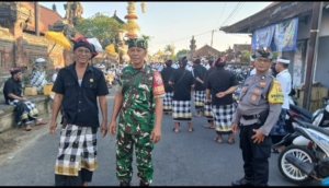 Babinsa Serda I Nyoman Widastra Turut Kawal Prosesi Mecaru Demi Keselamatan dan Keharmonisan Alam