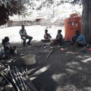 Sertu Sebastian Timo Laksanakan Komsos, Tegaskan Larangan Penebangan Pohon Lindung