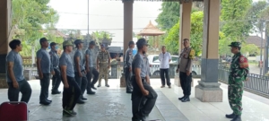 Sinergi Babinsa dan Bhabinkamtibmas Suwat Perkuat Peran Linmas di Tingkat Desa