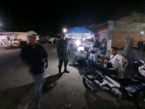 TNI Aktif Jaga Kondusivitas, Babinsa Sekongkang Laksanakan Patroli dan Sosialisasi Keamanan