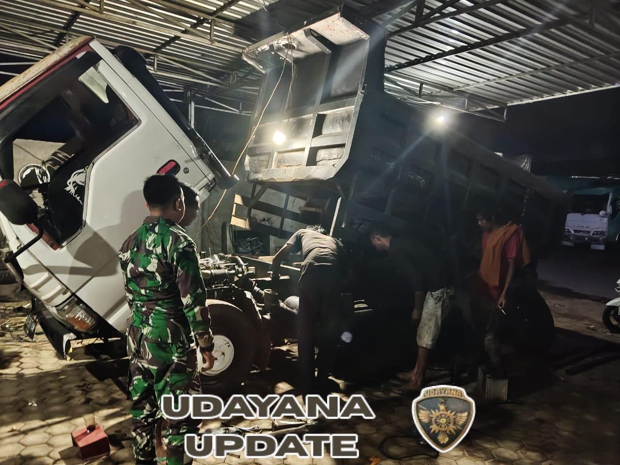 Patroli Malam Babinsa Sembalun Ciptakan Suasana Aman dan Nyaman di Desa Timba Gading