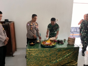 Momen Kebersamaan di HUT TNI ke-80, Koramil 1626-03/Tembuku Terima Surprise Tumpeng dari Polsek Tembuku