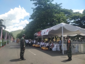 Tampil Sigap, Babinsa Koramil 1628-01/Taliwang Beri Rasa Aman di Pawai Karnaval Pelajar SMP se-KSB