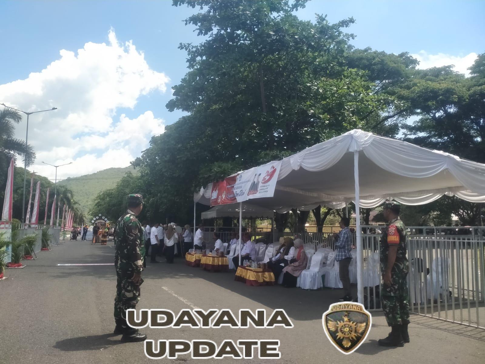 Tampil Sigap, Babinsa Koramil 1628-01/Taliwang Beri Rasa Aman di Pawai Karnaval Pelajar SMP se-KSB