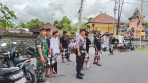 Dukung kelancaran upacara keagamaan, Babinsa 1623-01/Karangasem bersama Pecalang laksanakan pengamanan.