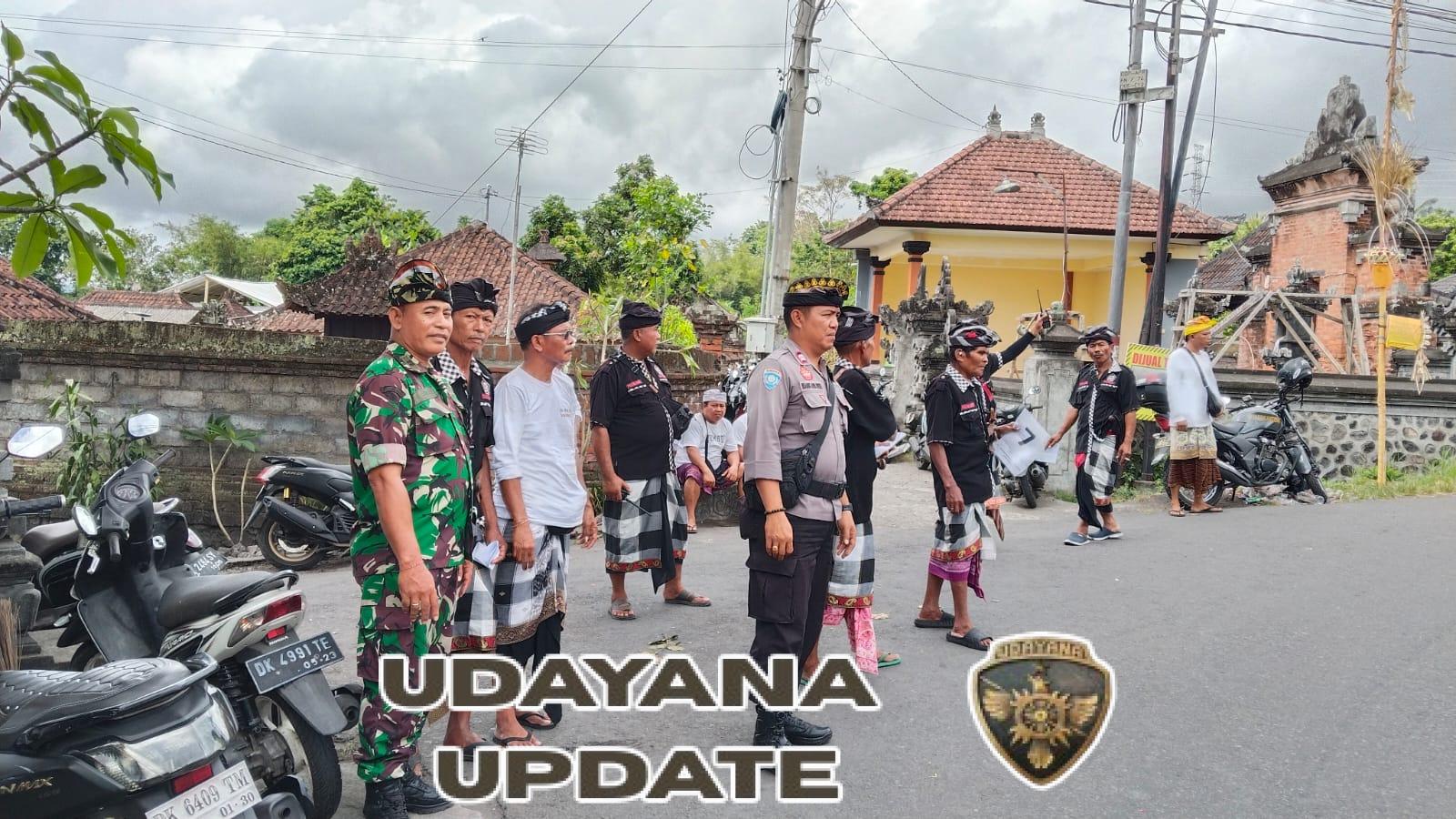Dukung kelancaran upacara keagamaan, Babinsa 1623-01/Karangasem bersama Pecalang laksanakan pengamanan.