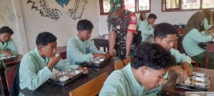 Sinergi TNI dan Sekolah, Babinsa Seteluk Tengah Sertu Dahlan Kawal Program Makan Sehat Bergizi