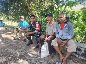 Pamwil dan Komsos Babinsa Koramil 1602-04/Maurole Berjalan Lancar di Desa Aewora