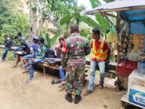 Hadir di Tengah Masyarakat, Babinsa Bantu Atur Lalu Lintas di Titik Rawan Kemacetan