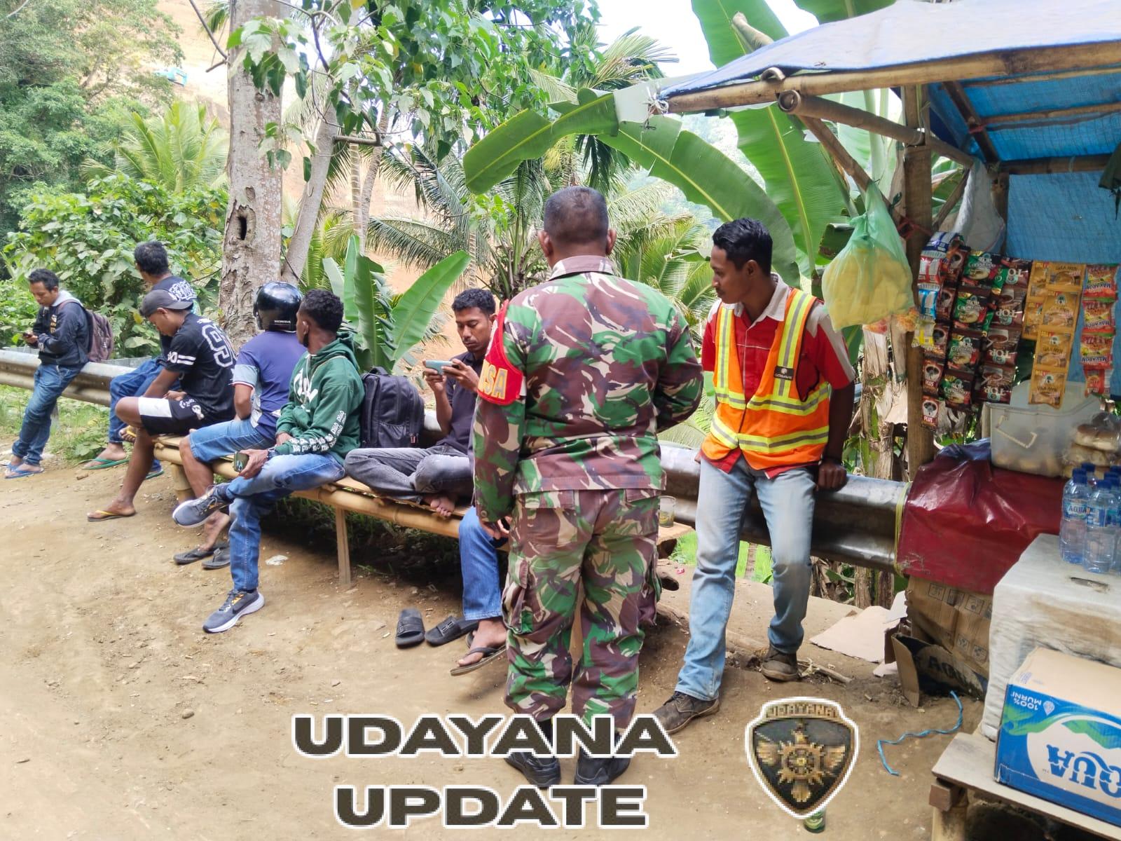 Hadir di Tengah Masyarakat, Babinsa Bantu Atur Lalu Lintas di Titik Rawan Kemacetan