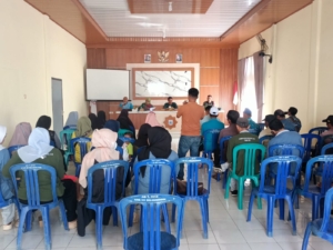 Babinsa Koramil 1628-01/Taliwang Jadi Motor Penggerak Semangat Gotong Royong Jelang Lomba Posyandu di Desa Mujahiddi