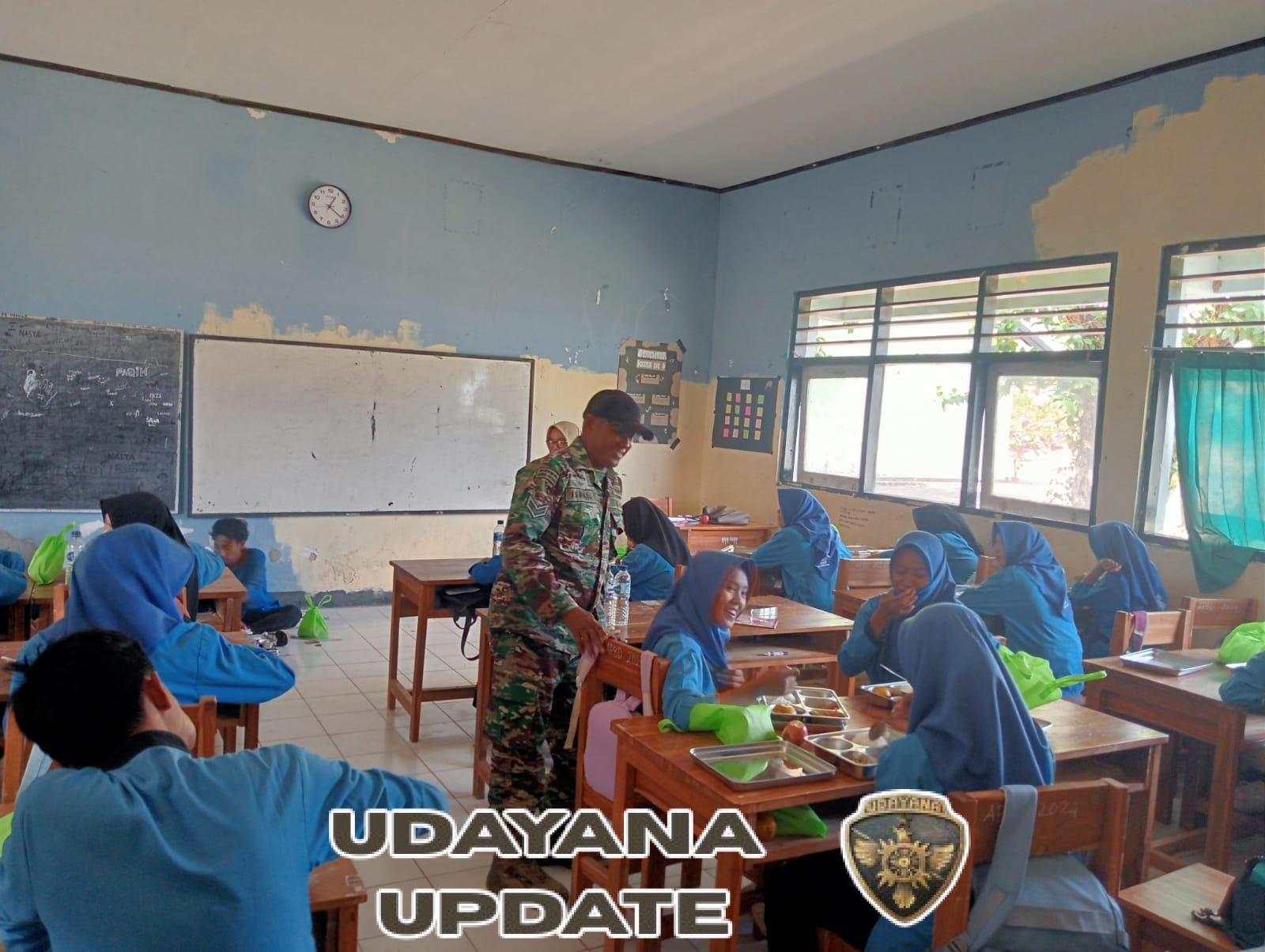 Perhatian Sertu Ismail Babinsa 1628-05/Jereweh Dukung Gizi Anak Sekolah Lewat Pendampingan Program MSG