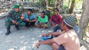 Komunikasi Sosial Babinsa Koramil 1618-02/Miobar Tingkatkan Keamanan Desa Noelelo