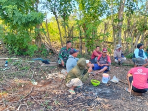 Wujud Kemanunggalan TNI dan Rakyat, Babinsa Koramil 1628-03/Seteluk Bantu Pembangunan Rumah Warga