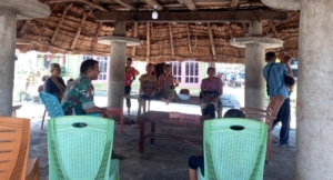 Di Bawah Atap Lontar, Babinsa dan Warga Desa Ponu Bangun Kebersamaan yang Tulus