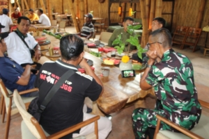 Danramil 1616-02/Ubud Pimpin Penanaman Pohon dan Aksi Bersih Sungai di Desa Sayan