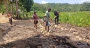 Wujud Kepedulian TNI, Babinsa dan Warga Bersihkan Jalan Tertutup Lumpur