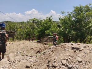 Sertu Alifin Ajak Warga Desa Laboya Bawa Tingkatkan Semangat Gotong Royong
