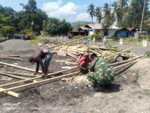 Babinsa Koramil Maurole Gotong Royong Bantu Pembangunan Rumah Warga