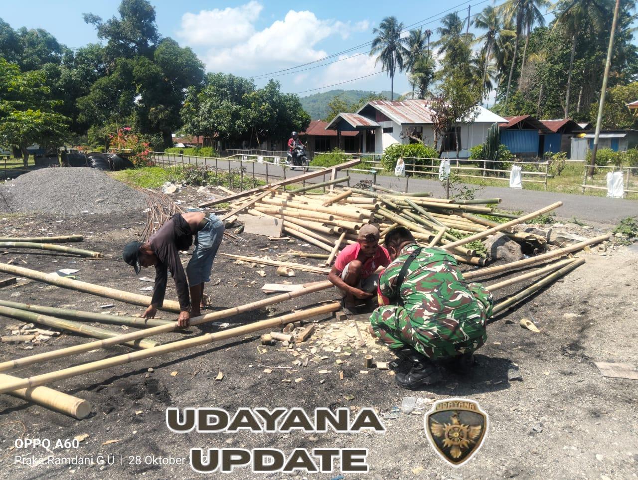 Babinsa Koramil Maurole Gotong Royong Bantu Pembangunan Rumah Warga