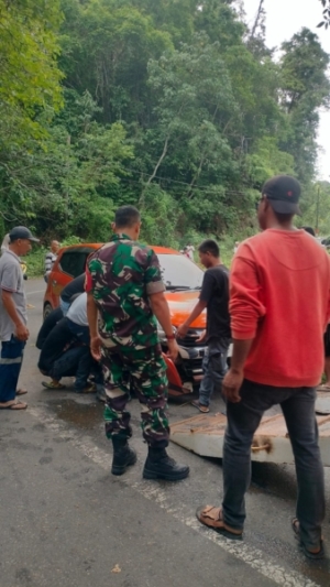 Babinsa Lalu Edi Amankan Lokasi Kecelakaan Dua Mobil di Jalan Raya Sekongkang–Tongo