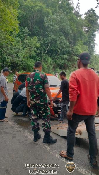 Babinsa Lalu Edi Amankan Lokasi Kecelakaan Dua Mobil di Jalan Raya Sekongkang–Tongo