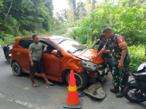 Respons Cepat Babinsa Koramil Sekongkang Tangani Tabrakan Dua Mobil di Jalur Tongo