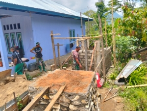 Gotong Royong TNI dan Rakyat di Manggarai: Bangun MCK dan Sumur Bor untuk Warga