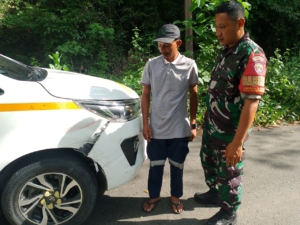 Babinsa Desa Tongo Bantu Atur Lalu Lintas Usai Kecelakaan di Jalan Sekongkang–Tongo