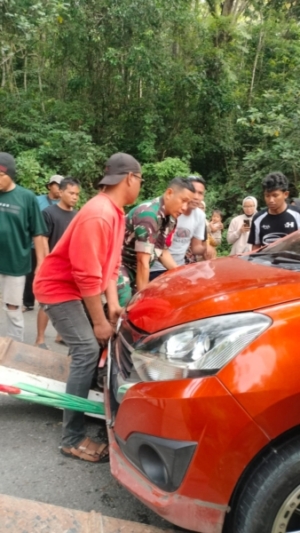 Babinsa Koramil 1628-02/Sekongkang Dampingi Penanganan Kecelakaan Tanpa Korban Jiwa di Tongo