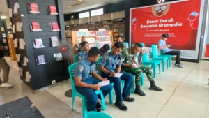 TNI, Polri, dan Masyarakat Bersatu dalam Aksi Donor Darah di Gramedia Maumere