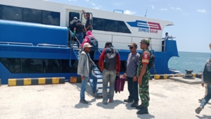 Arus Kapal di Pelabuhan Ba’a Berjalan Lancar, Babinsa Pastikan Situasi Aman dan Kondusif