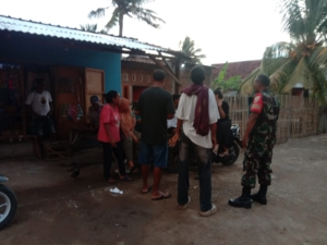 Pererat Hubungan dengan Warga, Babinsa Hu’u Gelar Komsos di Desa Jambu