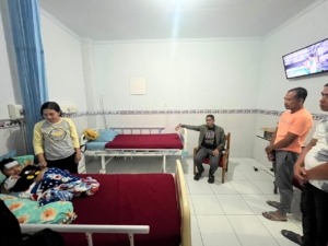 Wujud Empati Pemimpin: Dandim 1617/Jembrana Jenguk Anak Anggota yang Sakit di Rumah Sakit