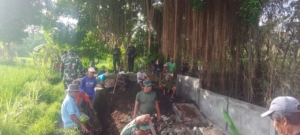 Wujud Kemanunggalan TNI-Rakyat, Danramil Sawan Pimpin Gotong Royong Pembangunan Senderan di Subak Pungakan