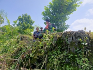 Babinsa Desa Jala Ingatkan Peternak Persiapkan Kandang Menjelang Musim Tanam