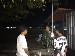 Babinsa Karijawa Ajak Warga Jaga Kamtibmas Lewat Ronda Malam