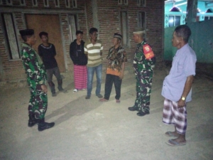 Wujud Kepedulian Terhadap Keamanan, Babinsa dan Warga Lakukan Patroli Siskamling.