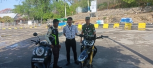 Babinsa Koramil 1628-04/Poto Tano Laksanakan PAM di Pelabuhan Poto Tano