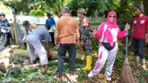 Babinsa Kelurahan Bugis Ajak Warga Gotong Royong Bersihkan Lingkungan