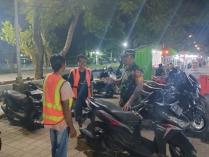 Gandeng Aparat Desa, Babinsa Montong Gamang Lakukan Patroli Malam