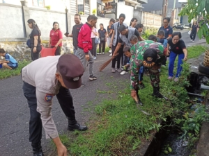 Babinsa Sarimekar Gerakkan Semangat Kebersamaan Lewat Aksi Bersih Lingkungan