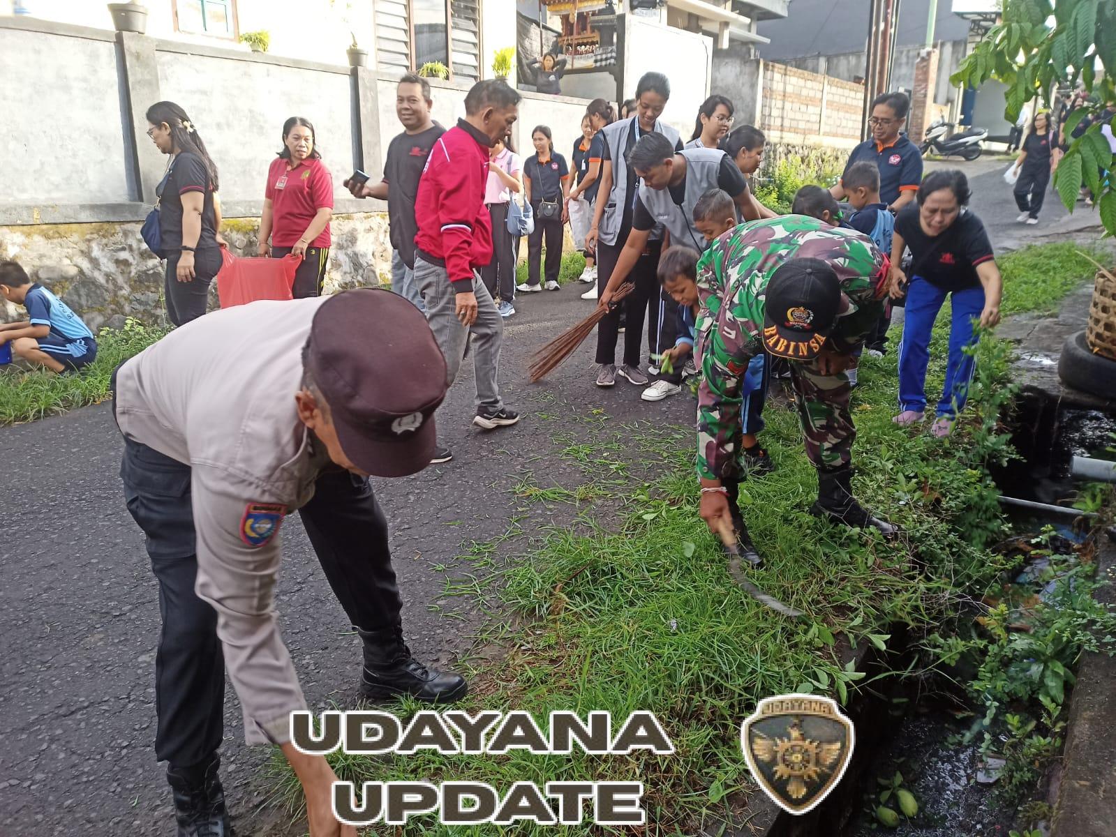 Babinsa Sarimekar Gerakkan Semangat Kebersamaan Lewat Aksi Bersih Lingkungan