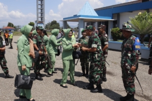 Dandim Belu Sambut Kunjungan Kerja Pangdam IX/Udayana Di Bandara AA Bere Tallo Atambua
