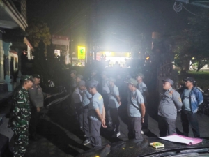 Sinergi Babinsa, Bhabinkamtibmas, dan Linmas Jaga Kamtibmas di Desa Singakerta