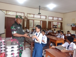 Dukung Kesehatan Siswa, Babinsa Desa Suwug Kawal Pembagian Makan Bergizi Gratis di Sekolah SLTP N 3 Sawan