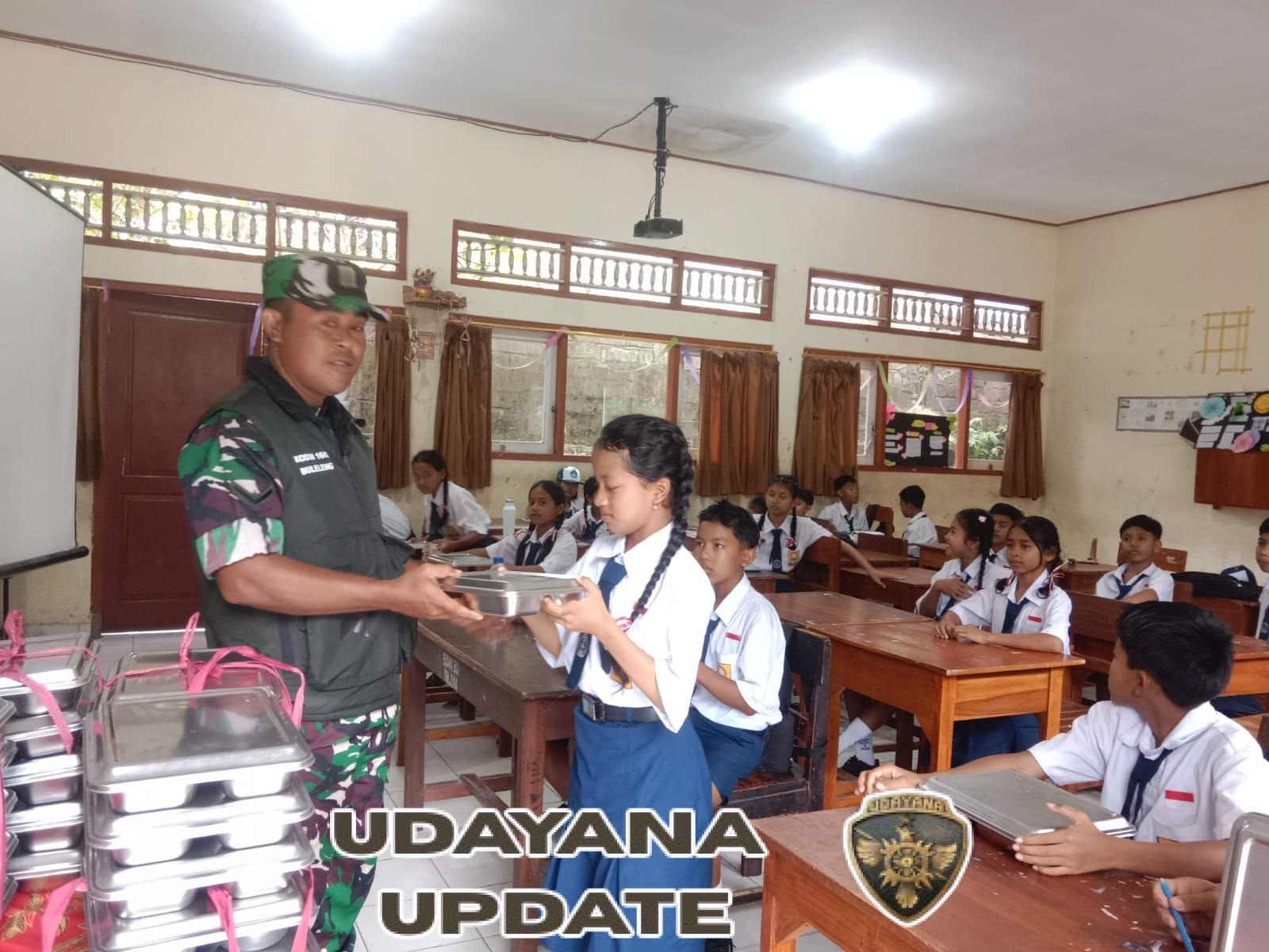 Dukung Kesehatan Siswa, Babinsa Desa Suwug Kawal Pembagian Makan Bergizi Gratis di Sekolah SLTP N 3 Sawan